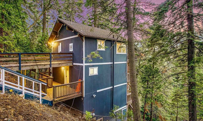 Arrowhead Villas Cabina | Tree-Lined Lake Arrowhead Cabin ~ 1 Mi to Village!