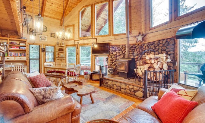 McCall Casa | Tree-Lined McCall Cabin Walk to Payette River!