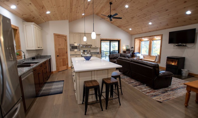 Mancelona Cabaña | Tree Top Cottage on 15 wooded acres