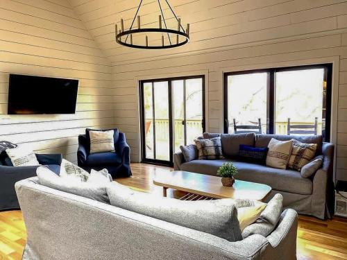 Topton Casa | Tree Top Lakefront Cottage on Lake Nantahala