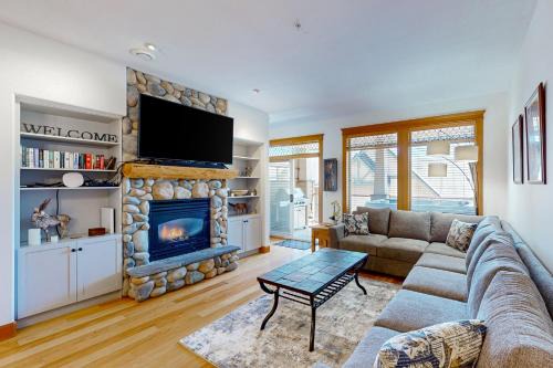 Big White Ski Resort Casa | Tree Tops 03