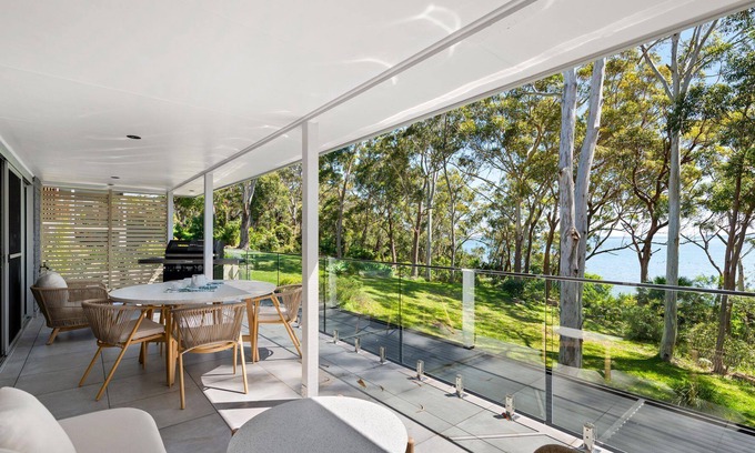 Soldiers Point Apartamento | Tree Tops 79B Upstairs - Contemporary top floor apartment on the waterfront