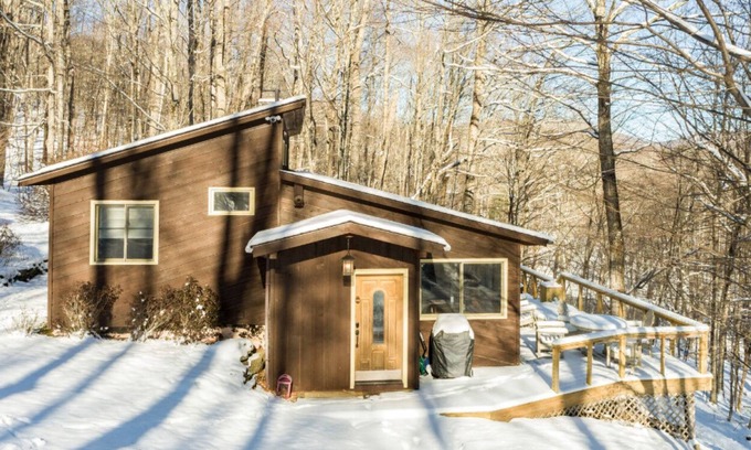 Fleischmanns Cabina | Tree Tops Retreat, A Stylish 3 BR Getaway with Hot Tub