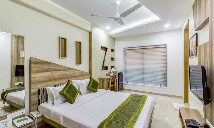 Vijay Nagar Hotel | Treebo Daksh Residency