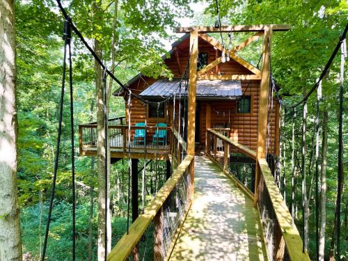 Millersburg Casa | Treehouse #4 by Amish Country Lodging