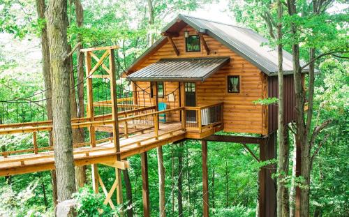 Millersburg Casa | Treehouse #5 by Amish Country Lodging