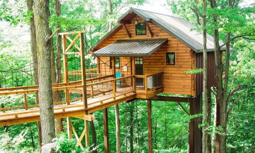 Millersburg Casa | Treehouse #6 by Amish Country Lodging