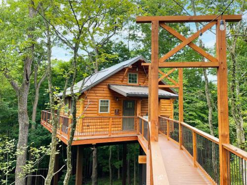 Millersburg Casa | Treehouse #7 by Amish Country Lodging