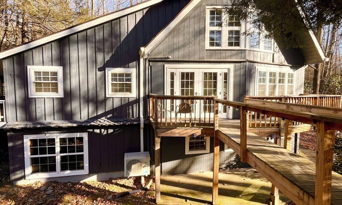 Cresco Chalet De Esquí | Treehouse Chalet w/ Hot Tub, overlooking a creek on 6 acres