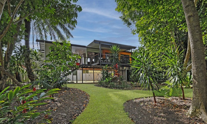 Manunda Casa | Treehouse Close to the City with Private Garden