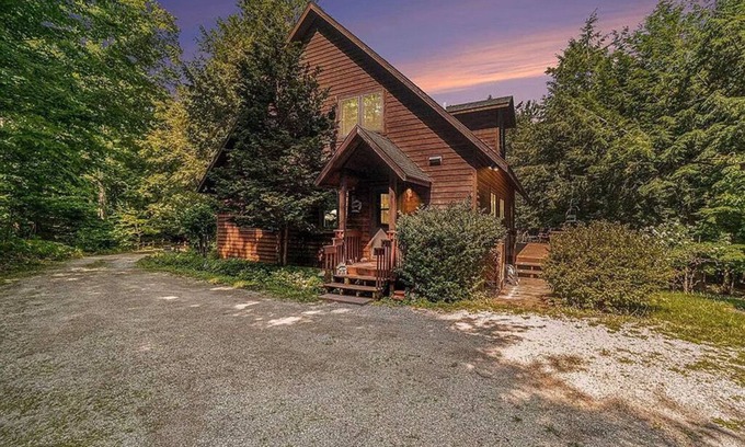 Frankfort Casa | Treehouse feel, sleeps 10! Near Crystal Lake’s South Shore public beach and CSA.