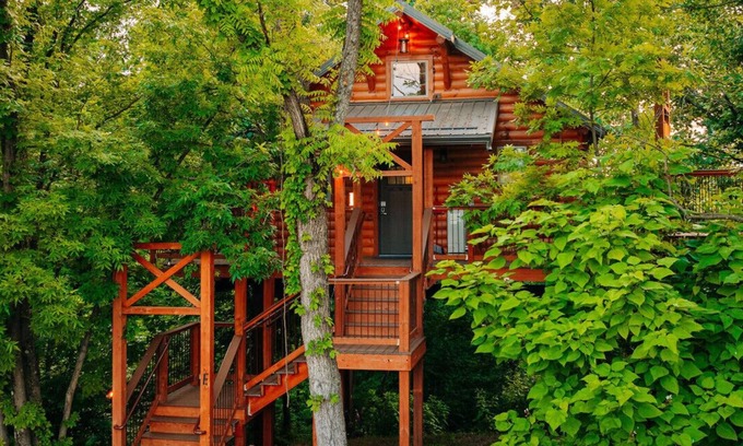Millersburg Cabina | Treehouse Getaway with Hot Tub @ Cricket Hill