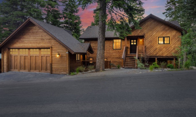 Kingswood Estates Cabina | The Treehouse: Hot Tub, New Remodel, EV Charger, 3 King Beds, 2 En Suites