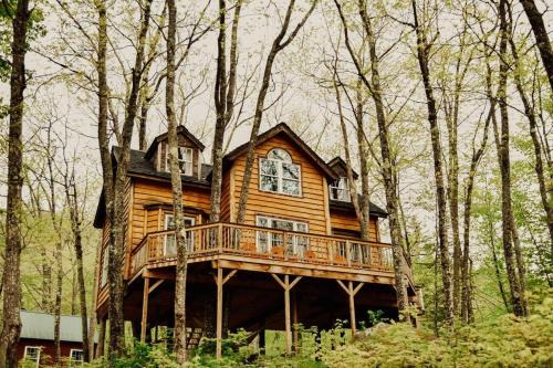 Stoneham Casa | Treehouse in Maine woods- The Grand Oak