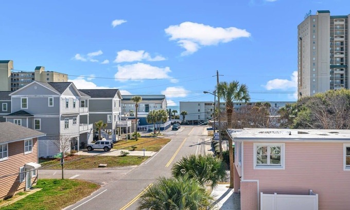 Ash Apartamento | TreeHouse Lodge, Walk to Beach, Pet-Friendly 302