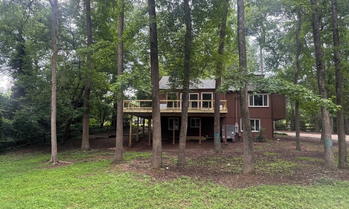 Albemarle Casa | TREEHOUSE NOW AVAILABLE! A 5-bedroom, 2 driveways, 1.2 acres. 807 Brunson Drive