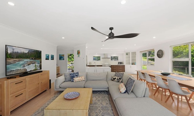 Macmasters Beach Casa | Treehouse on Stone - Large Family Home