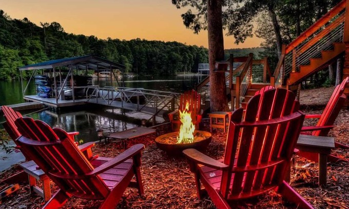 Blairsville Cabina | Treehouse on the Lake - Pet Friendly | Private Dock | Lake Nottely
