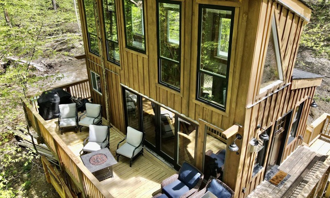 Stockbridge Casa | Treehouse-One of a Kind , AC, tubing, fire table, fire pit, 20 min to Killington