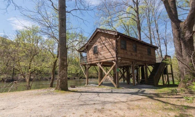Walland Cabina | Treehouse River front with Mountain View-Wifi/Cable and Hot tub
