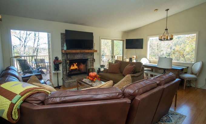 Lake Lure Condominio | Treehouse Serenity, full access to all RB Resort amenities, dog friendly!