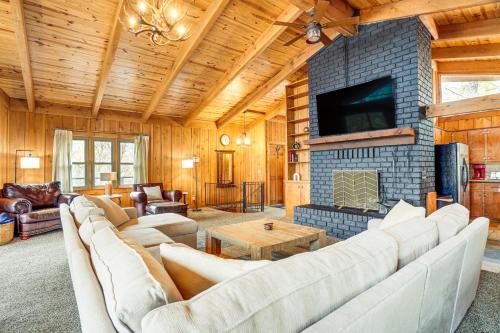 Massanutten Casa | Treehouse-Style Cabin, 1 Mi to Massanutten Resort