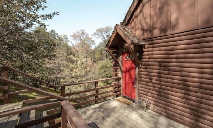 Cedar Glen Casa | Un moderno A recientemente renovado, tres niveles A-Frame.