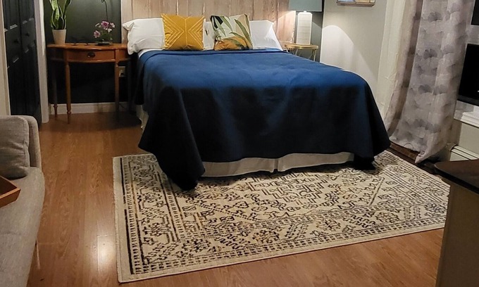 Points East Apartamento | Treetop Apartment in Victoria Cross. Spacious apt with balcony overlooking creek