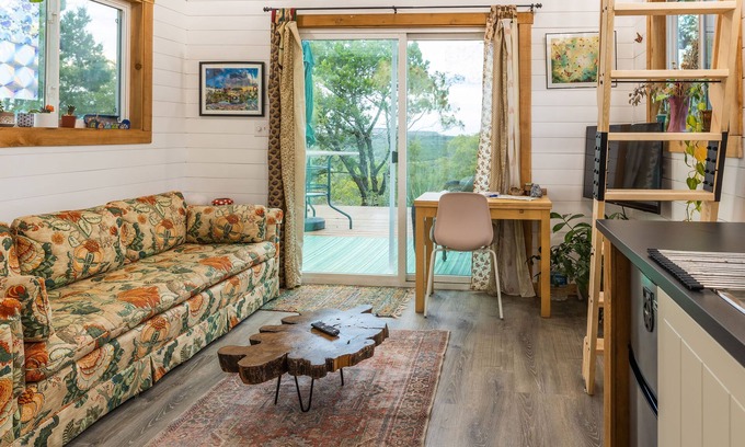 Johnson City Cabina | TREETOP CABIN @Hidden Valley Campgrd; connect with nature and hill country views