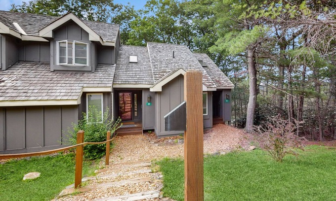 White Haven Casa | Treetop condo near golf + skiing with deck, grill, fireplace, & washer/dryer