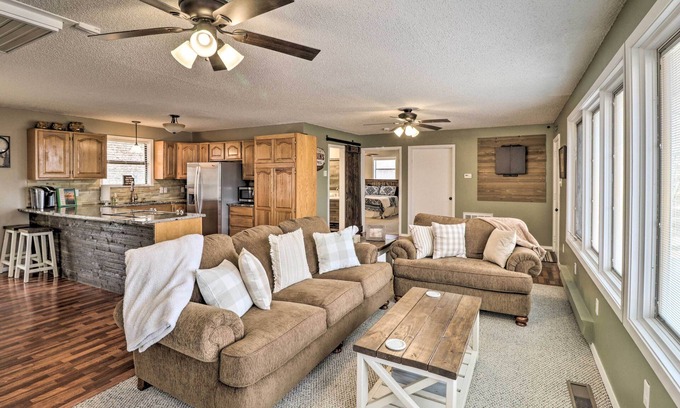 Higden Casa | Treetop Hideaway w/ Lake Views + Fire Pit!