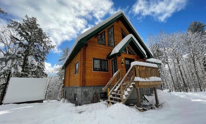 Rosseau Cabaña | Treetop Log Cottage with Outdoor Sauna and Hot Tub