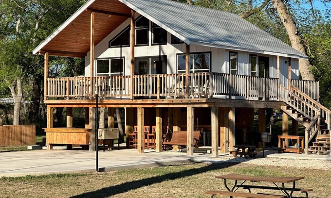 Uvalde Cabina | Treetop Oasis on the crystal clear Nueces River in the Texas Hill Country