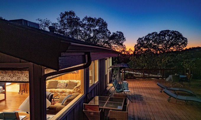 Mariposa Cabaña | Treetop Villa, Charming cottage on 100 acres with WiFi and AC in serene Mariposa
