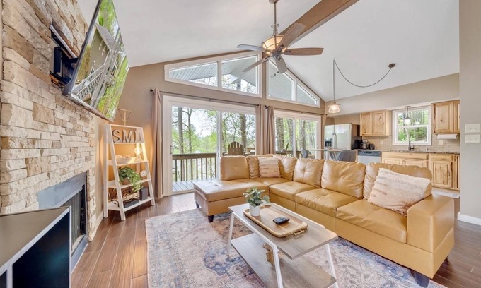 Moneta Cabina | Treetop & Waterfront! Quiet Cove, Hot Tub, Kayaks, Game Room and more