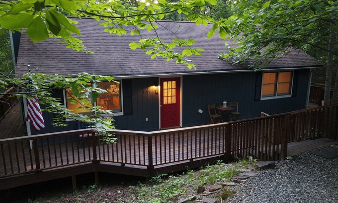 Lake Lure Casa | Treetops Cottage, wrap around deck, Wi-Fi, pet friendly, close to Lake Lure.
