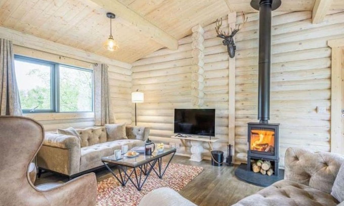 Rockcliffe Chalet De Esquí | Treetops Luxury Log Cabin - Hot tub, BBQ & Sauna