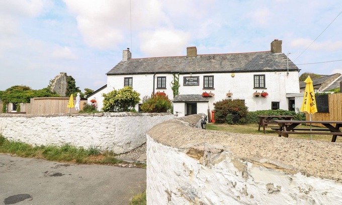 Monknash Cabaña | TREFECHAN - 4 PLOUGH & HARROW, pet friendly in Llantwit Major