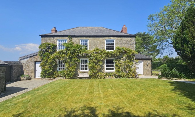Ruan High Lanes Cabaña | Tregongon House - a holiday home that sleeps 13 guests in 6 bedrooms