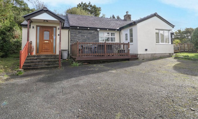 Ffestiniog Cabaña | TREM Y DYFFRYN, pet friendly, with hot tub in Llan Ffestiniog