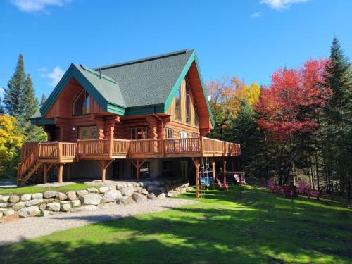 Lac Superieur Village Apartamento | TREMBLANT Accès LAC et rivière SPA BILLARD FOYER Jaccuzi fireplace pool table lake and river access