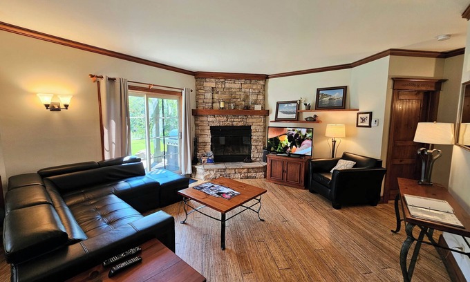 Mont-Tremblant Chalet De Esquí | Tremblant refugio reformado de 2 BDR ski-in / ski-out en el complejo