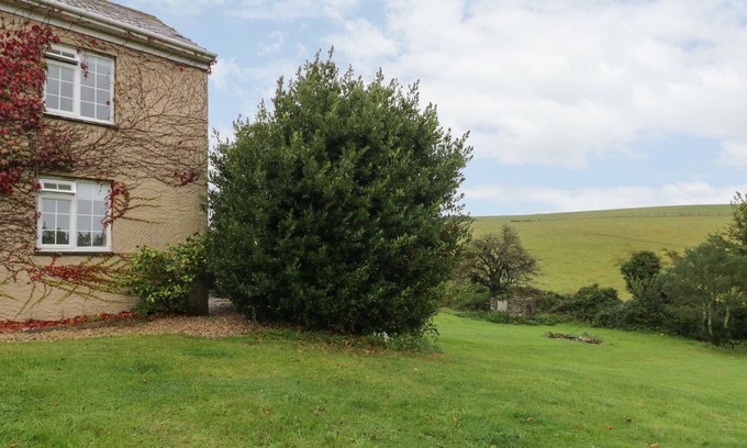 Fowey Cabina | TRENANT LODGE, pet friendly, with a garden in Fowey