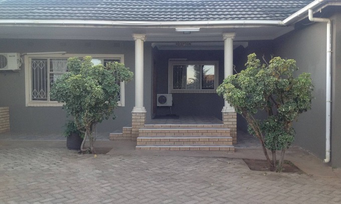 Livingstone Cabina | Trench Town Lodge