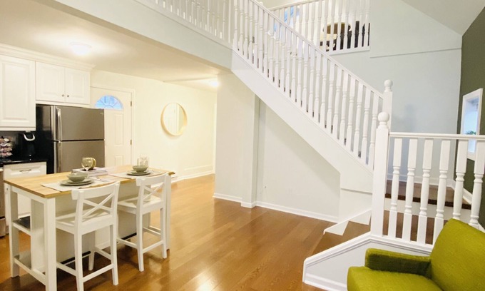 Stamford Cabaña | Trendy 1 bedroom +loft apartment w/ parking