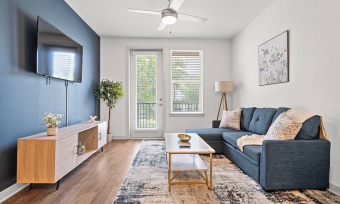 Arlington Apartamento | Trendy 1BR Apt/King Bed/Pool/Gym/Clse to Beach
