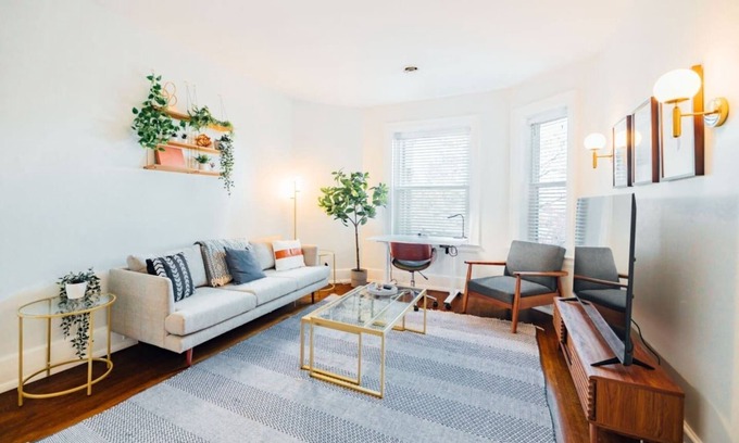Detroit Apartamento | Trendy 2/1 Apt near the Villages | Free Parking