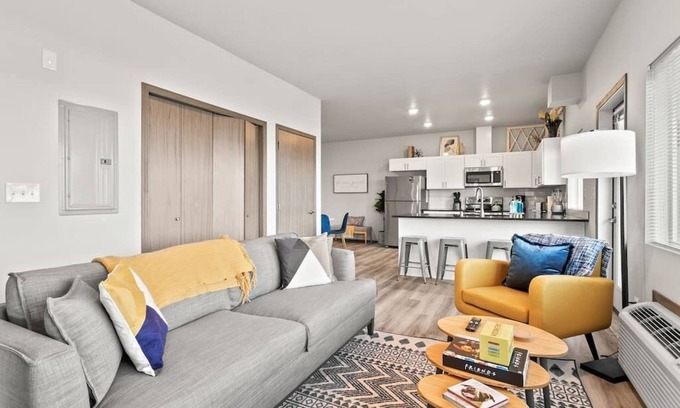 South Perry District Apartamento | Trendy 2 Bed 2 Bath Near Perry Dist and Downtown!