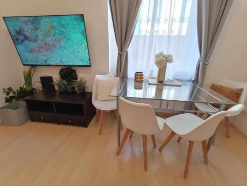 Jozsefvaros Apartamento | Trendy 2 ROOM Flat, next to Corvin Mall FREE Huge Garage! AC,DISHWASHER,WASHMACHINE, SMART TV