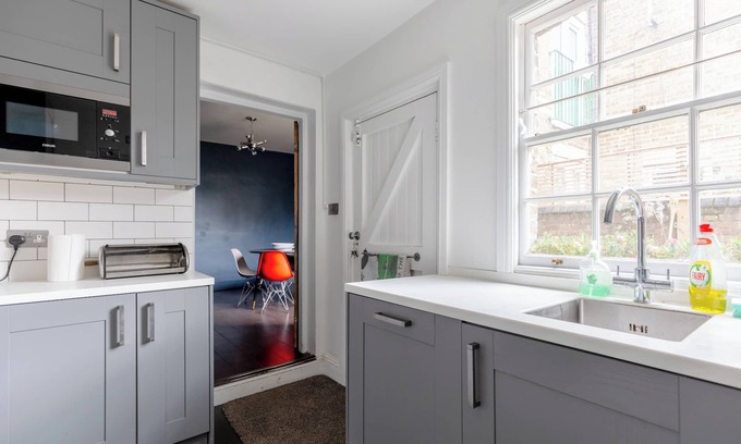 East Acton Apartamento | Trendy 2BD House — 5 Mins from Willesden Junction!
